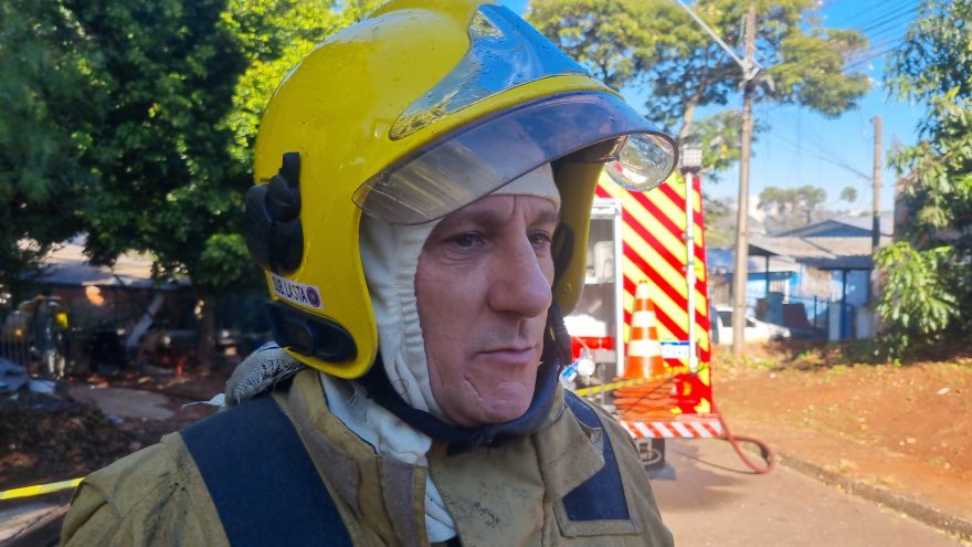 Chamas arrasam casa de 50m², diz Tenente dos Bombeiros
