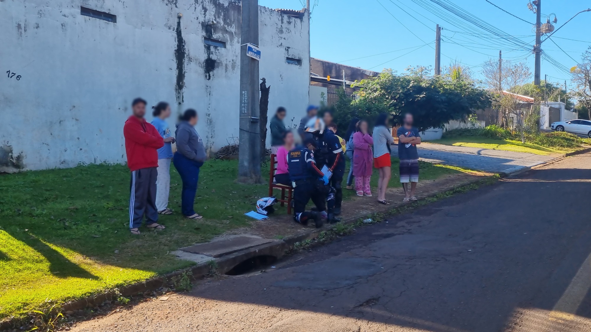 Vizinha passa mal ao ver fogo avançar e Samu corre para o resgate Vizinha passa mal ao ver fogo avançar e Samu corre para o resgate