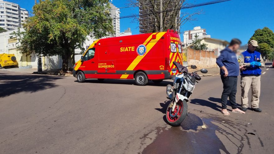 Motociclista quebra punho em batida com Onix no Centro de Cascavel
