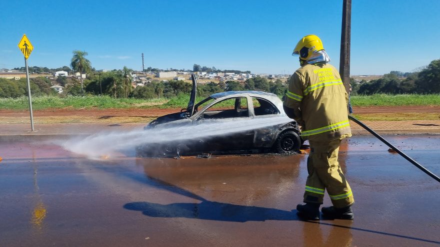 Ford Ka é destruído pelas chamas em minutos e família se salva de incêndio