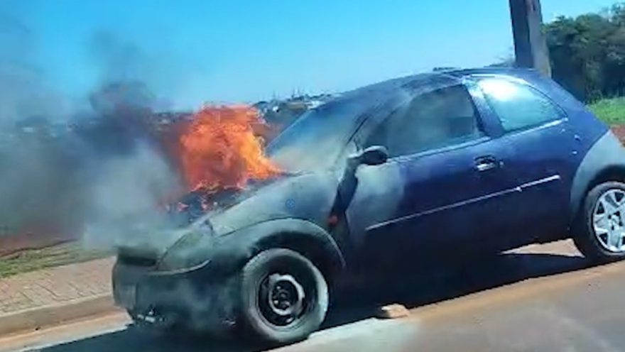 Imagens mostram Ford Ka pegando fogo na Avenida Piquiri