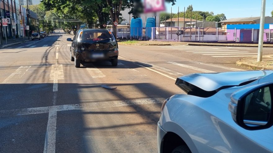 Nissan Versa acerta traseira de Corsa no Centro de Cascavel