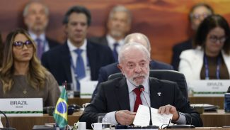 FMI e Banco Mundial financiam países ricos, critica Lula no Brics