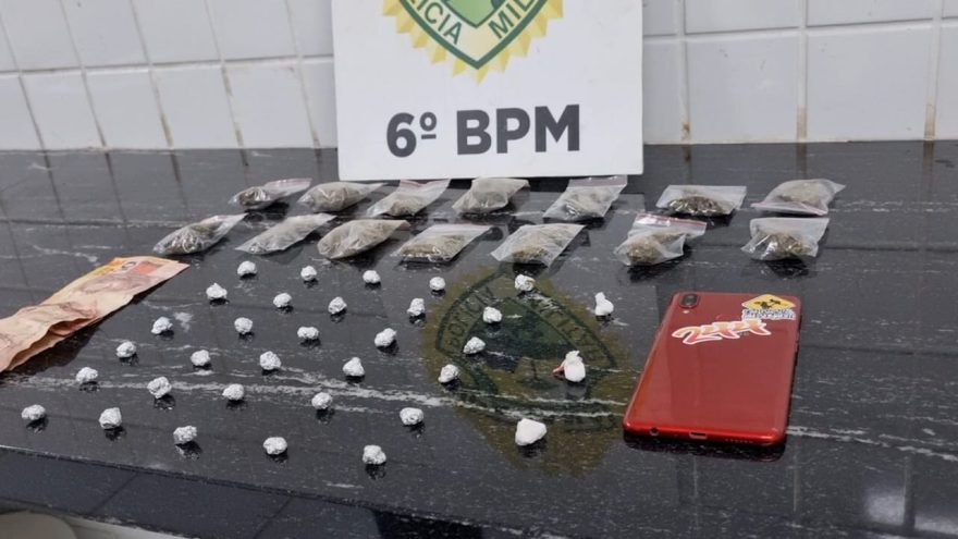 Com apoio de cão farejador, Choque apreende maconha, crack e cocaína no Bairro Interlagos