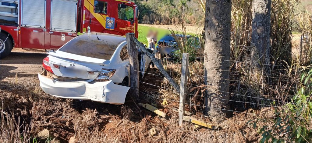 Mulher e criança ficam feridas em acidente envolvendo três carros na PR-180