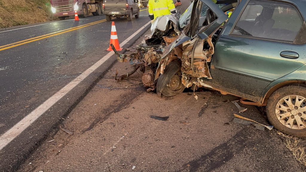 Homem morre e carro fica destruído em grave acidente na PR-483 em Francisco Beltrão