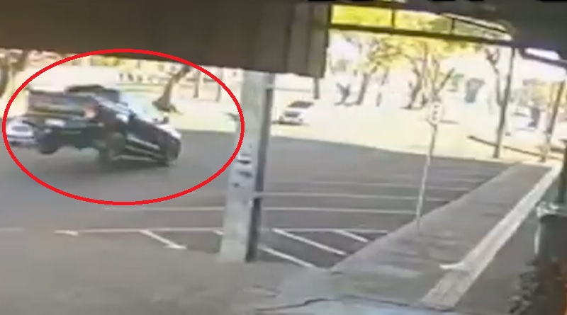 Caminhonete bate violentamente contra árvore; vídeo mostra colisão e ajuda de populares