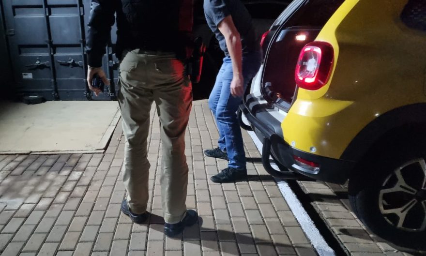 Motorista é levado à delegacia após causar acidente e recusar teste do etilômetro