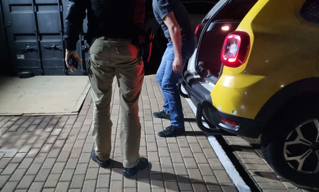 Motorista é levado à delegacia após causar acidente e recusar teste do etilômetro
