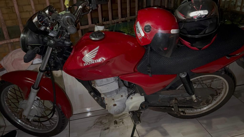 Casal fica ferido após cair de moto ao passar por pista molhada