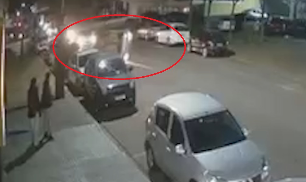 Carro quase capota após atingir veículo estacionado no Bairro São Cristóvão; veja o vídeo