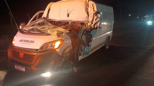 Motorista escapa da morte após van destruir frente em caminhão na BR-376 Imagem referente a Motorista escapa da morte após van destruir frente em caminhão na BR-376