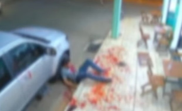 Homem é morto com facada no pescoço após briga em frente a sorveteria