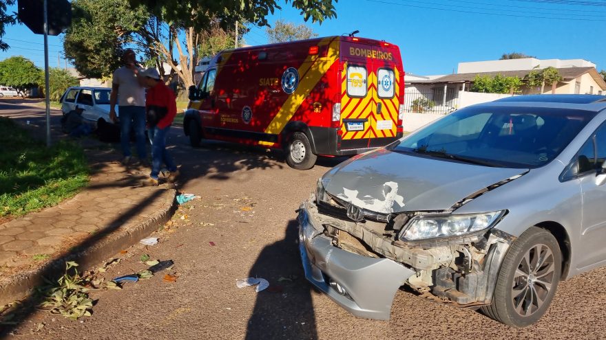 Uno e Civic se envolvem em colisão no Santo Onofre e Corpo de Bombeiros é acionado