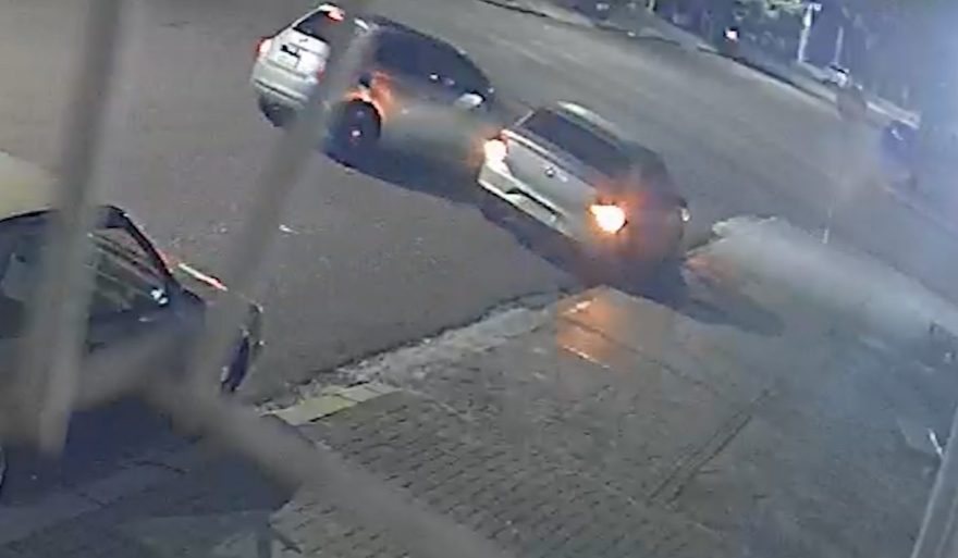 Câmera flagra motorista fugindo após bater em carro estacionado no Centro de Cascavel