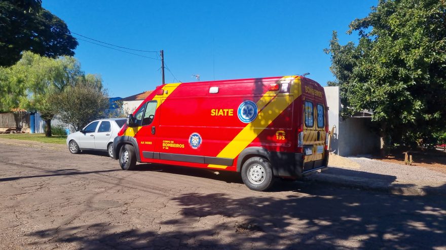Homem quebra costelas após cair de forro de casa no bairro Neva