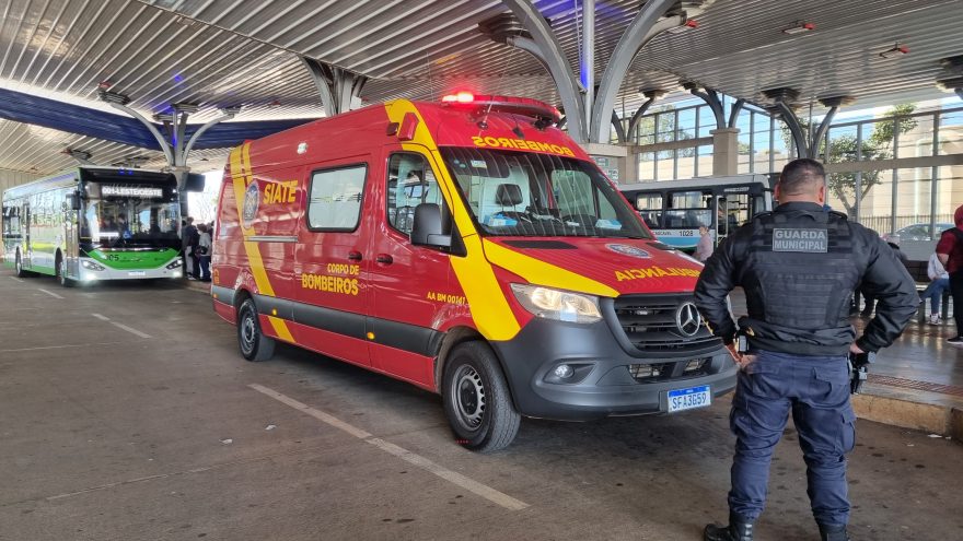 Na saída do trabalho, colegas brigam no Terminal Leste e jovem sai com nariz quebrado