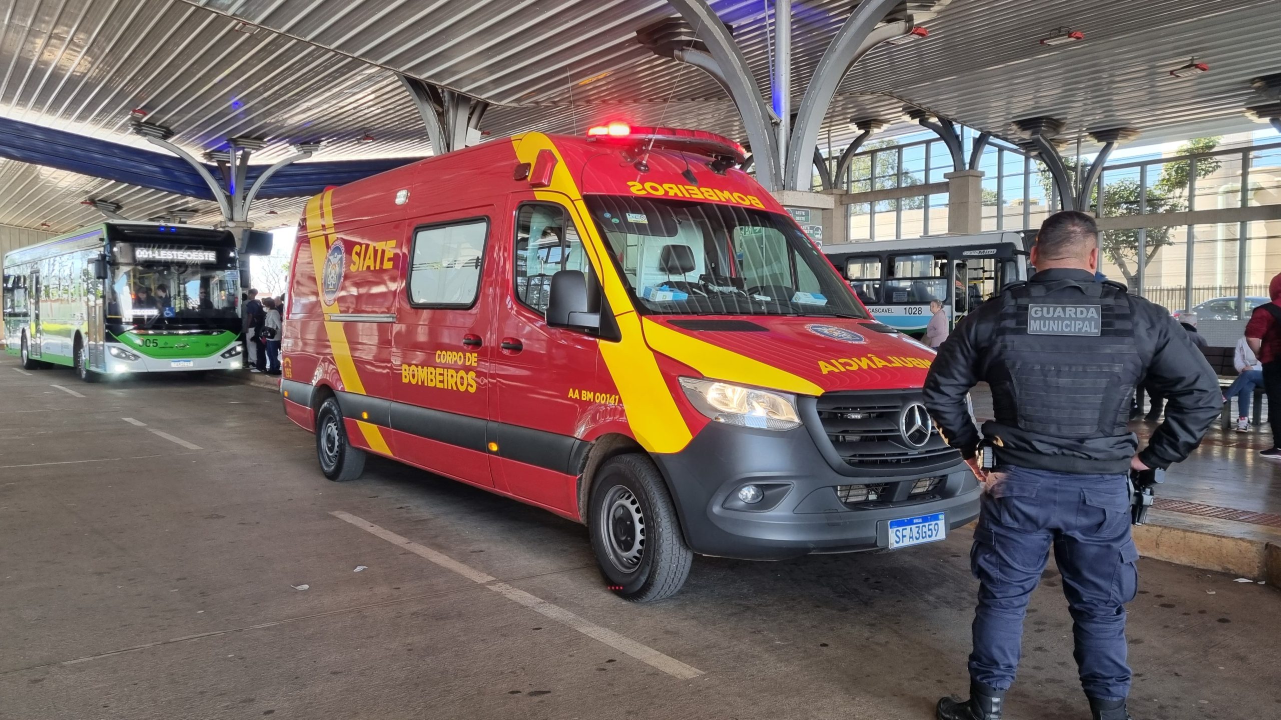 Na saída do trabalho, colegas brigam no Terminal Leste e jovem sai com nariz quebrado Na saída do trabalho, colegas brigam no Terminal Leste e jovem sai com nariz quebrado