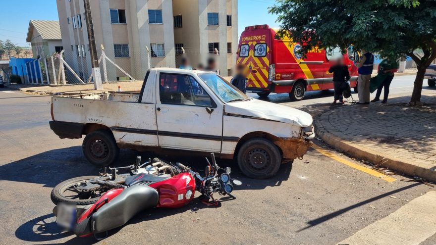 Motociclista de 24 anos sofre fratura após colisão com Fiorino
