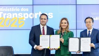 Brasil e China assinam acordo para estudar ferrovia até o Peru