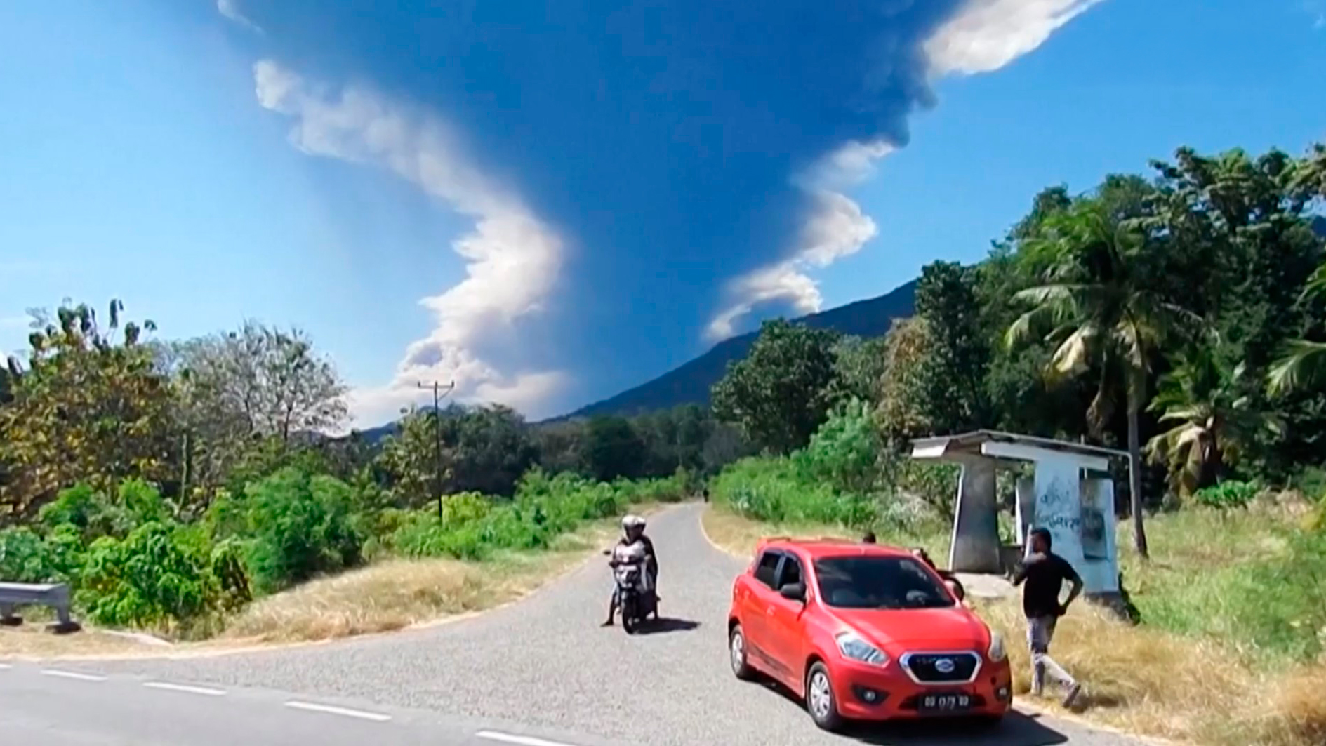 Vulcão na Indonésia entra em erupção e lança cinzas a quilômetros de altura Vulcão na Indonésia entra em erupção e lança cinzas a quilômetros de altura