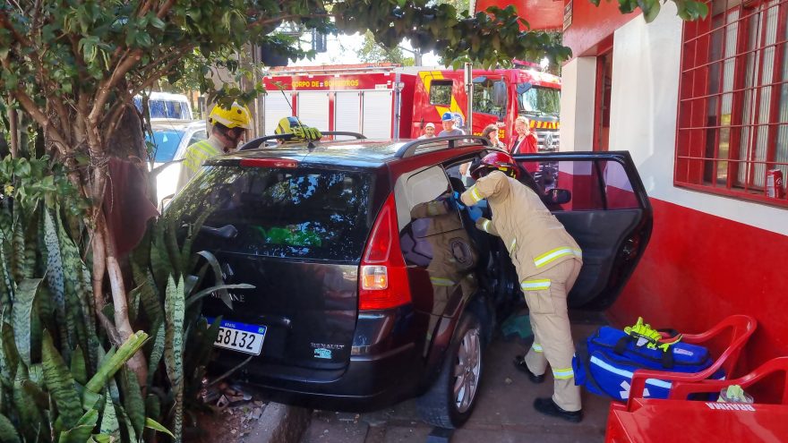 Mulher é socorrida após acidente de trânsito no Centro de Cascavel