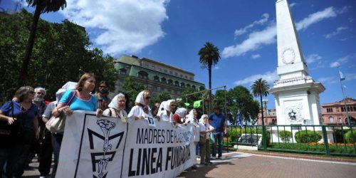Avós da Praça de Maio encontram 140° neto sequestrado pela ditadura Imagem referente a Avós da Praça de Maio encontram 140° neto sequestrado pela ditadura
