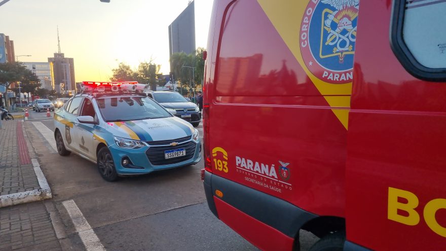 Batida entre moto e Spacefox deixa mulher ferida na Avenida Brasil
