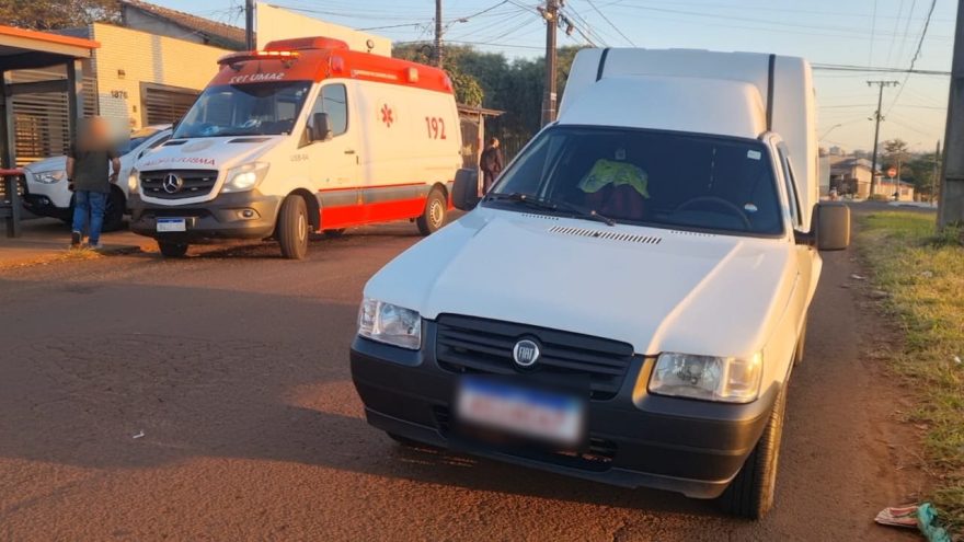 Mulher de 34 anos fica nervosa após batida entre moto e Fiorino no Floresta