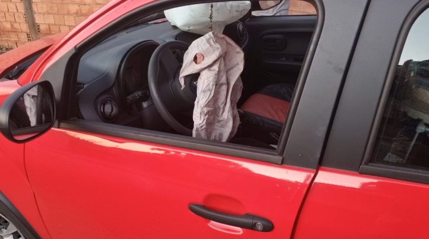 Airbag é acionado em acidente entre carros no Bairro Interlagos e criança fica ferida