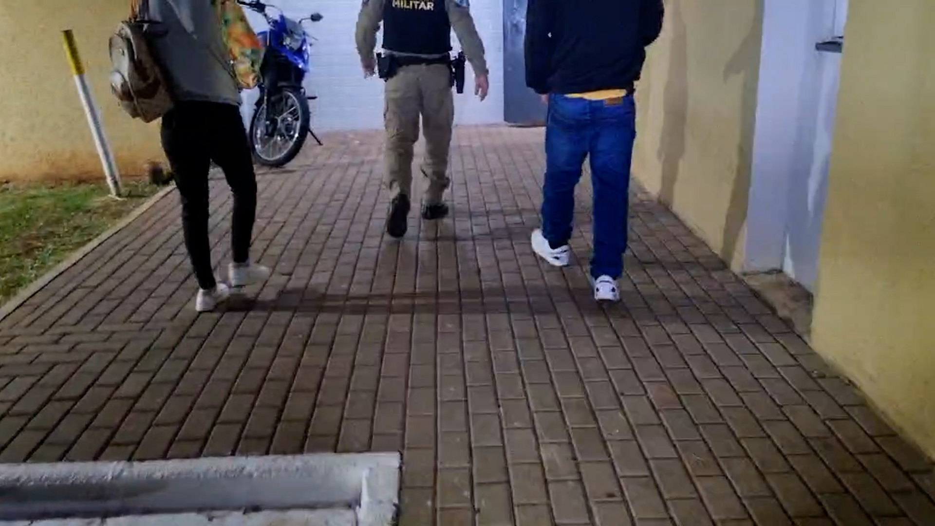 Briga de casal termina com prisão após objetos da esposa irem parar na rua