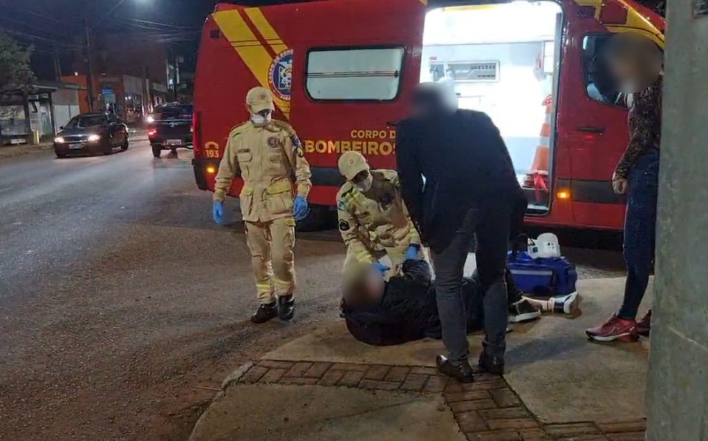 Em bicicleta elétrica, mulher sofre queda na Rua Rio da Paz e é socorrida pelo Siate