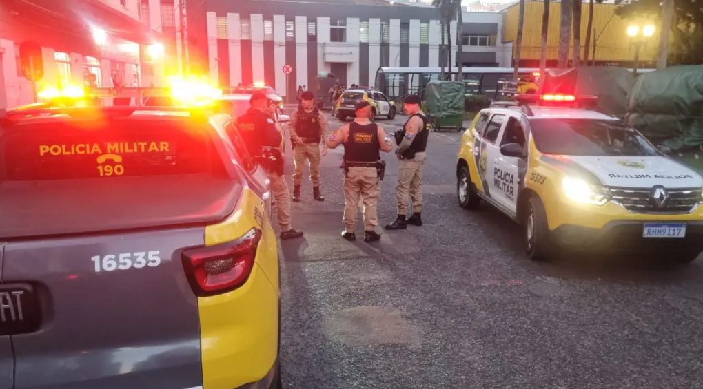 Ameaça de bomba fecha Praça Carlos Gomes e causa correria policial