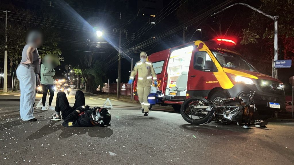 Acidente envolvendo moto, Kombi e Celta deixa piloto com o braço quebrado na Rua Minas Gerais