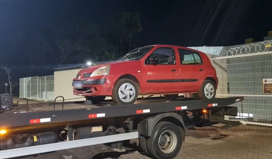 Clio que teria sido utilizado em tentativa de furto no Veredas é levado à delegacia