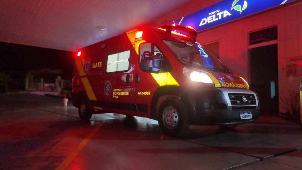 Homem é vítima de agressão e pede ajuda em posto de combustíveis na Rua Souza Naves Sul