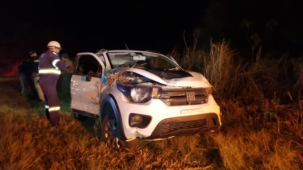 Mobi carregado com drogas capota durante tentativa de fuga da PRF na BR-277