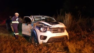Mobi carregado com drogas capota durante tentativa de fuga da PRF na BR-277