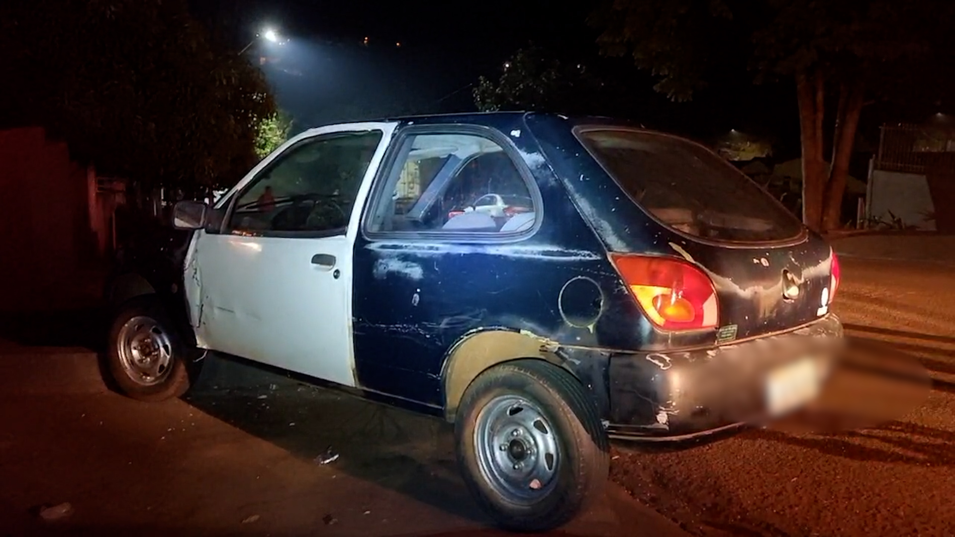 Fiesta bate contra meio-fio e motorista fica ferido na Avenida Uirapuru Fiesta bate contra meio-fio e motorista fica ferido na Avenida Uirapuru