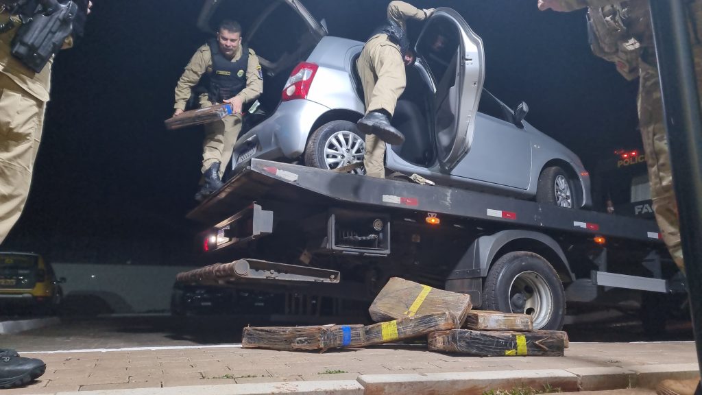 Toyota Etios lotado de maconha é largado às pressas em frente ao Pepinão