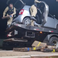 Imagem referente a Toyota Etios lotado de maconha é largado às pressas em frente ao Pepinão