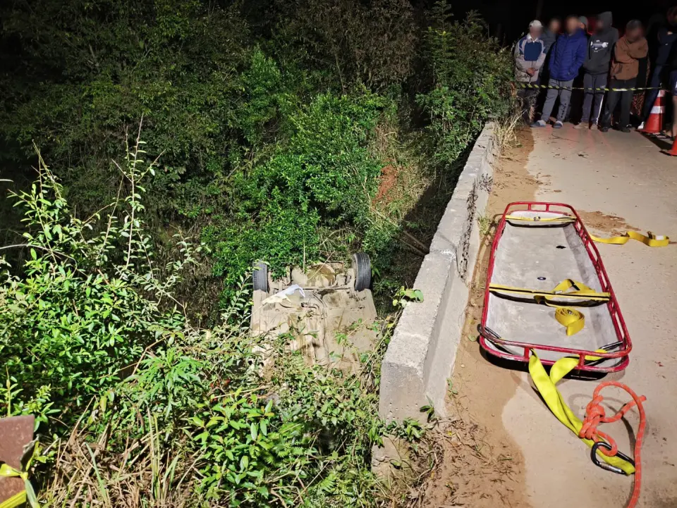 Motorista morre afogado após carro capotar em córrego durante briga com a namorada Motorista morre afogado após carro capotar em córrego durante briga com a namorada
