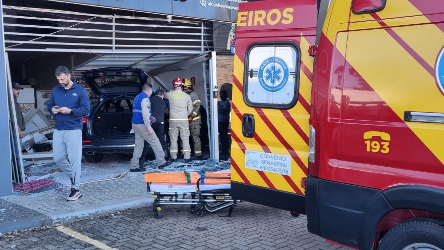 Carro invade loja no Centro de Cascavel e condutora fica ferida
