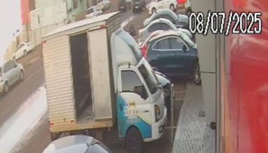 Imagem referente a Vídeo mostra momento em que Mercedes invade loja no Centro de Cascavel