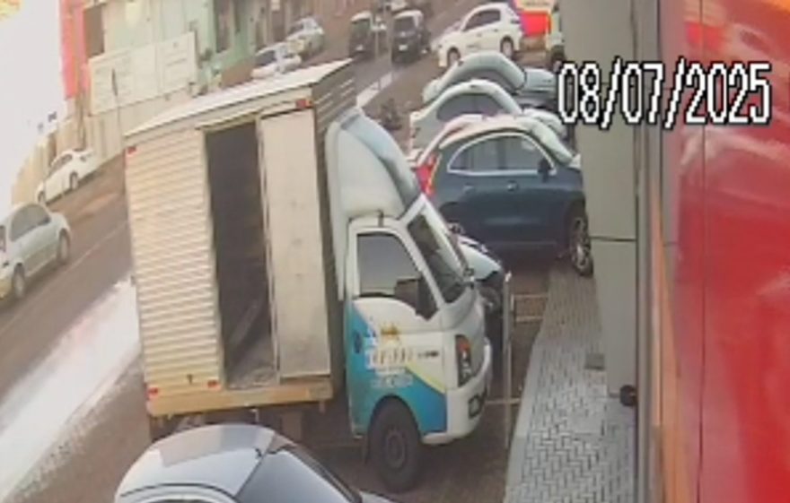 Vídeo mostra momento em que Mercedes invade loja no Centro de Cascavel