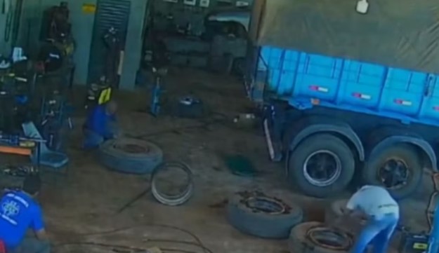 Homem morre após pneu de caminhão explodir durante calibragem
