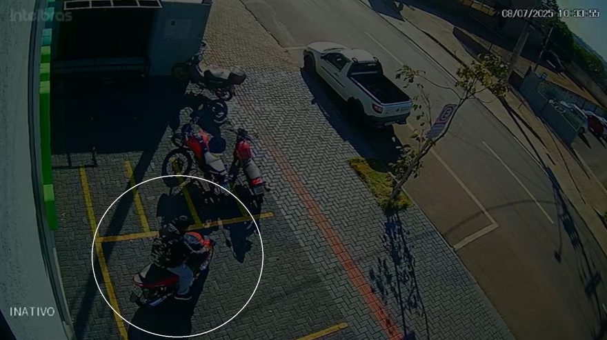 Honda Biz de placas AUU-1692 é furtada em poucos segundos no Centro de Cascavel; ação foi flagrada por câmera de segurança