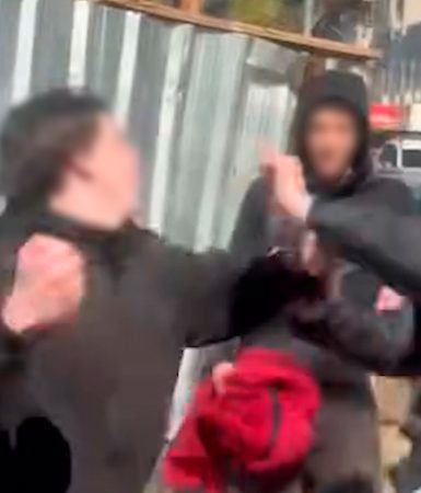 Imagem referente a Adolescentes protagonizam pancadaria em frente ao Colégio Eleodoro, com direito a cabeçada à la Zidane