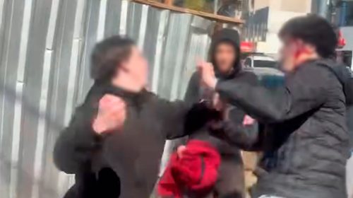 Adolescentes protagonizam pancadaria em frente ao Colégio Eleodoro, com direito a cabeçada à la Zidane Imagem referente a Adolescentes protagonizam pancadaria em frente ao Colégio Eleodoro, com direito a cabeçada à la Zidane