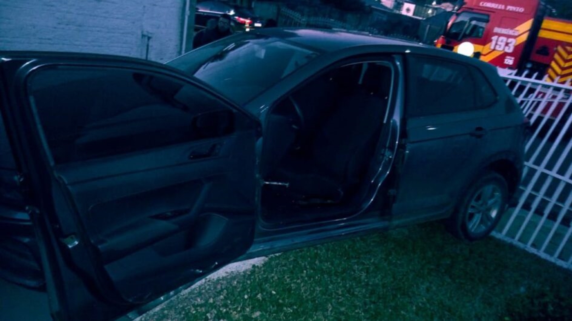 Homem tenta entrar no carro, é prensado e morre atropelado pelo próprio veículo